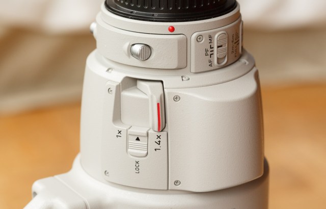 The EF200-400mm f/4L IS USM EXTENDER 1.4x lens features an integrated 1.4x extender that can be engaged via a locking switch on the lens barrel.