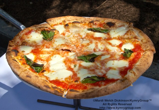Margherita Pizza, Tarry Lodge Westport CT is Awarded the "Snail Of Approval" by Slow Food Metro North on June 29, 2003. ©Mardi Welch Dickinson/KymryGroup. All Rights Reserved.