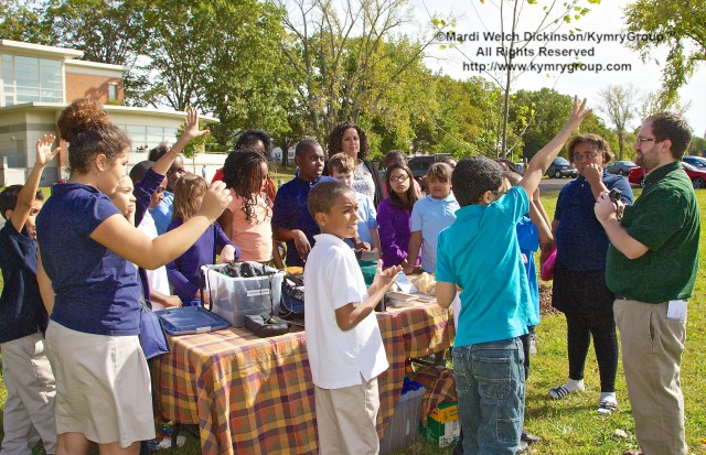 r. Ken Elkins, Education Program Manager, Bent of River, Audubon Connecticut. l. Students, 5th graders from Barnard Environmental Studies Magnet school, learn about the importance of birds and wildlife in the their community.   Commissioner in your Corner, Celebrating New Haven Parks; Urban Oases for Birds and Wildlife. Barnard Nature Center, West River Memorial Park, New Haven, CT. ©Mardi Welch Dickinson/ KymryGroup. All Rights Reserved.